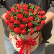 Коробка с клубникой «Сам бы ел, да денег мало» Коробка с клубникой «Сам бы ел, да денег мало»