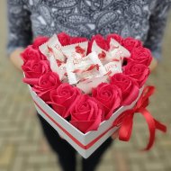 Сердце с мыльными розами и рафаэлло Сердце с мыльными розами и рафаэлло